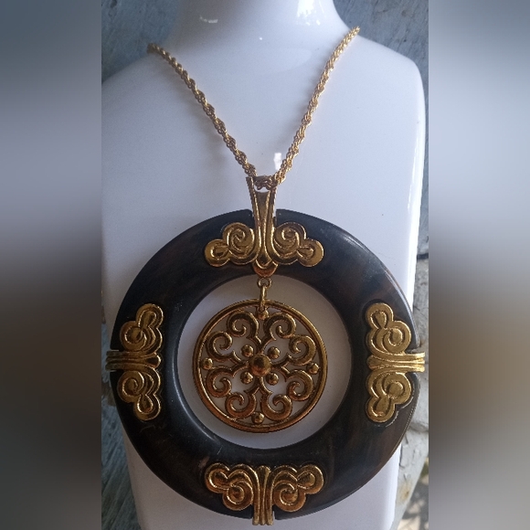 Trifari VTG Brown With Gold Tone Scrolls Spinner 3.5" Pendant Chain Necklace - Picture 11 of 13